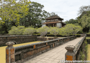 The_stone_bridge_along_the_lakeside_as_you_enter_the_mausoleum