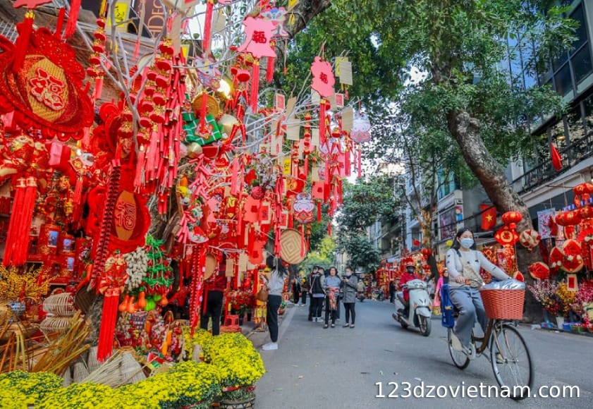 Hanoi Tet atmosphere