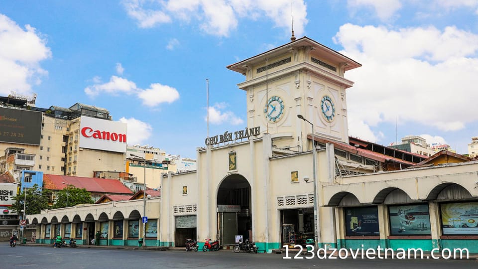 Where is Ben Thanh Market and how to get there easily?