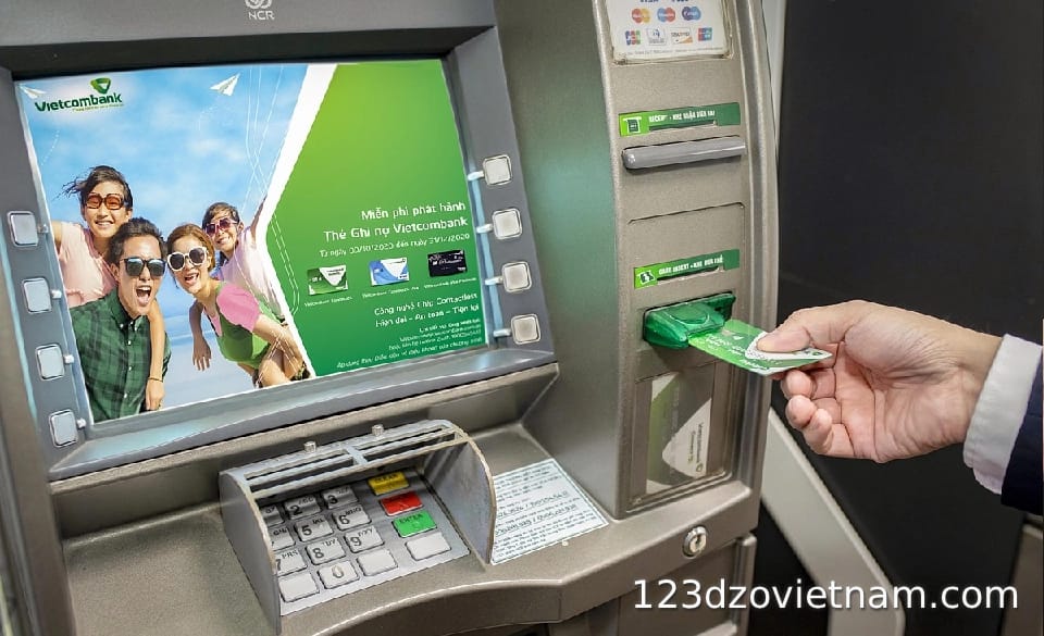 Four risks to be aware of when withdrawing money at ATMs in Vietnam