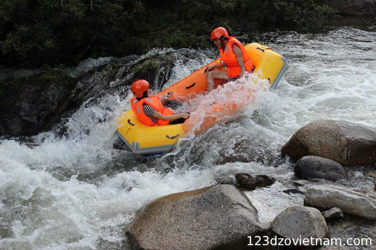Note for tourists when kayaking through the rapids in Da Lat