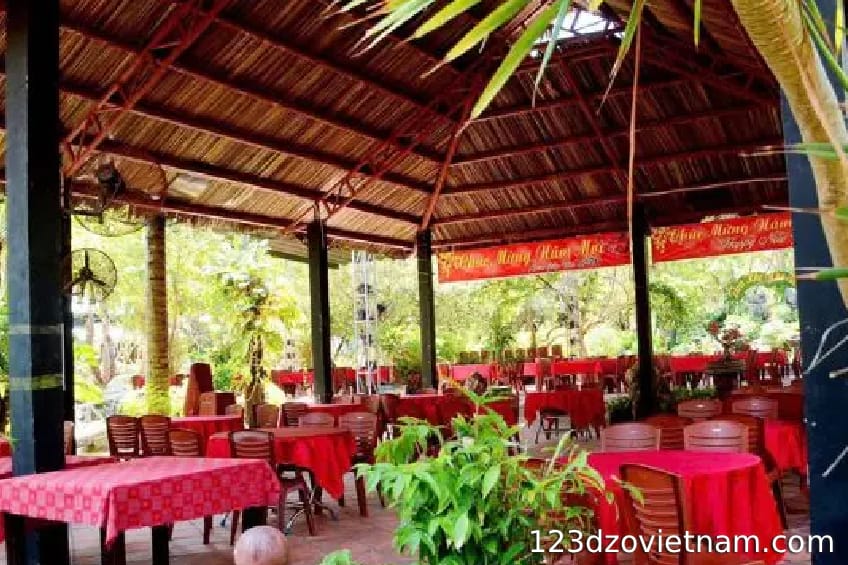 Huong Su Restaurant at the island