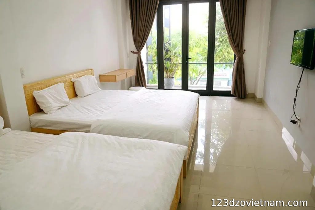 Khoi Nguon Hostel (~1 km)