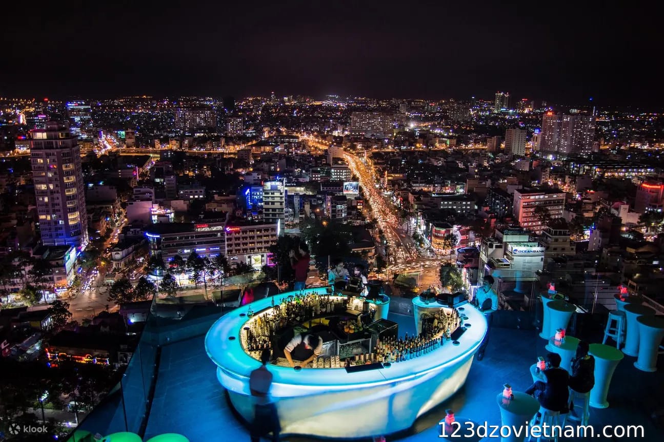 Dining experiences during the night tour