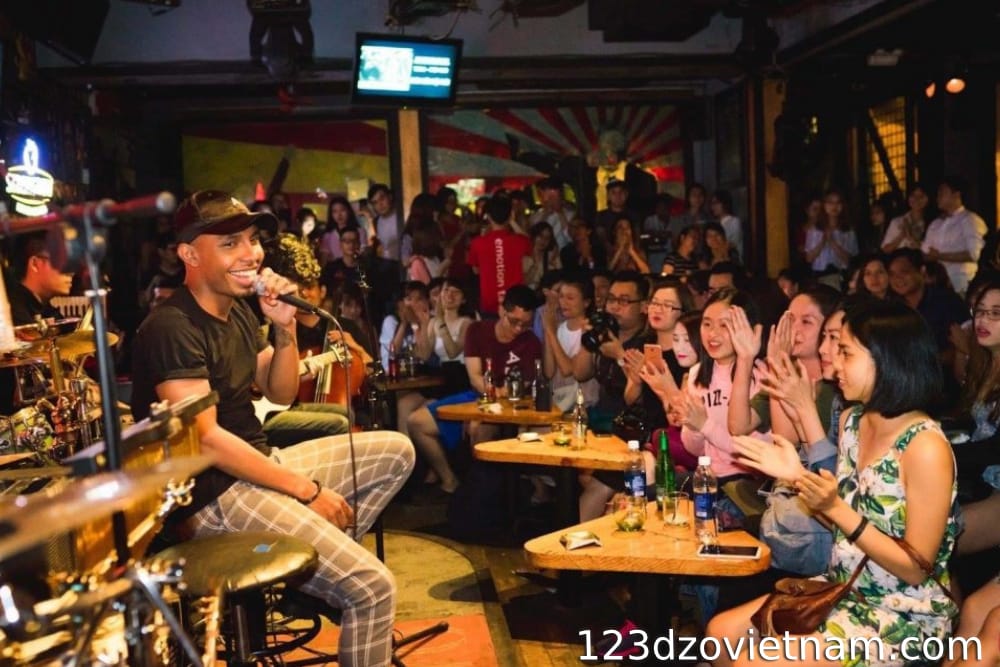 Listen to acoustic music at bars in District 3
