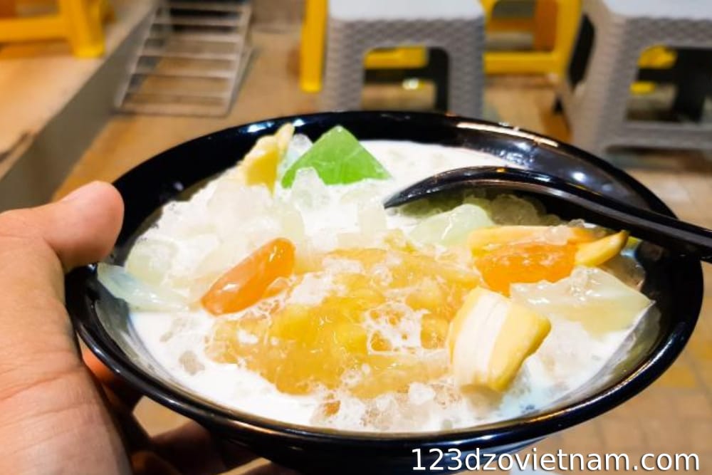 Late-night desserts at Hoa Thi Ky Market