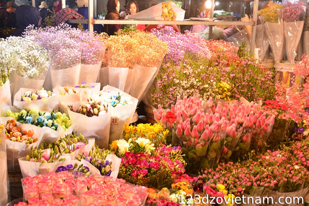 Visit Ho Thi Ky flower market at night