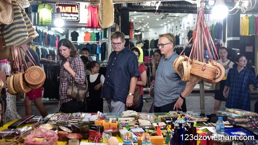 Note when visiting Bai Chay Market