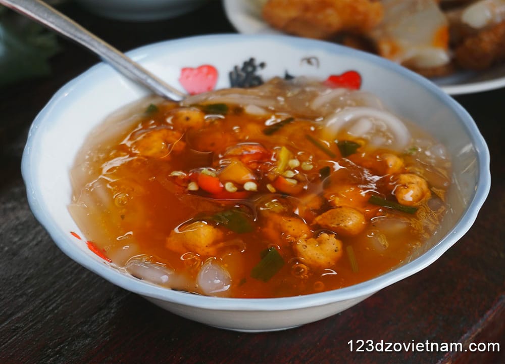 Nam Pho rice noodle soup