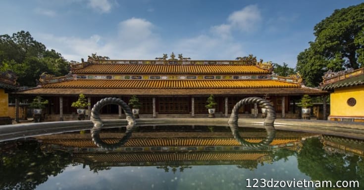 Dong Khanh Mausoleum (500 m from the mausoleum)