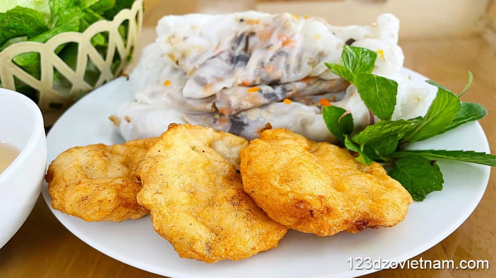 Enjoy rice rolls with squid sausage.