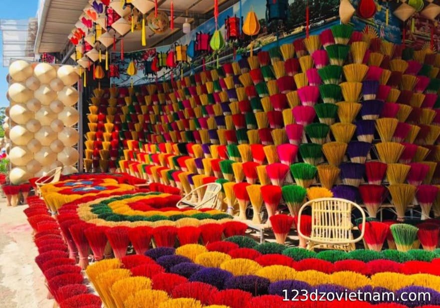 huong-thuy-xuan-villageThuy Xuan incense village (1 km from the mausoleum)