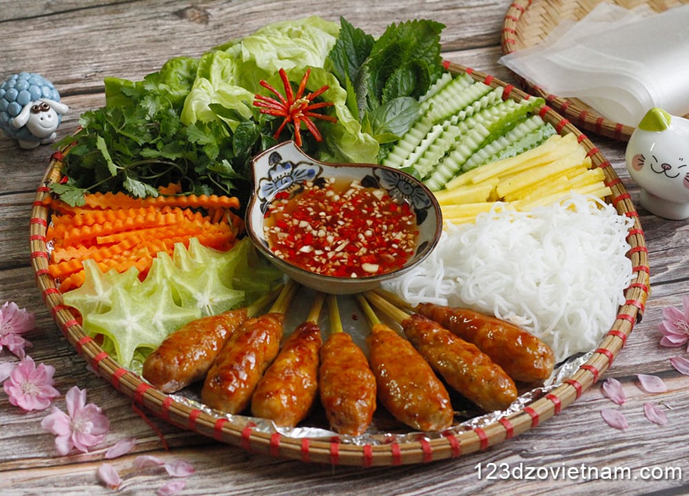 Nem lui – Grilled pork skewers served with rice paper