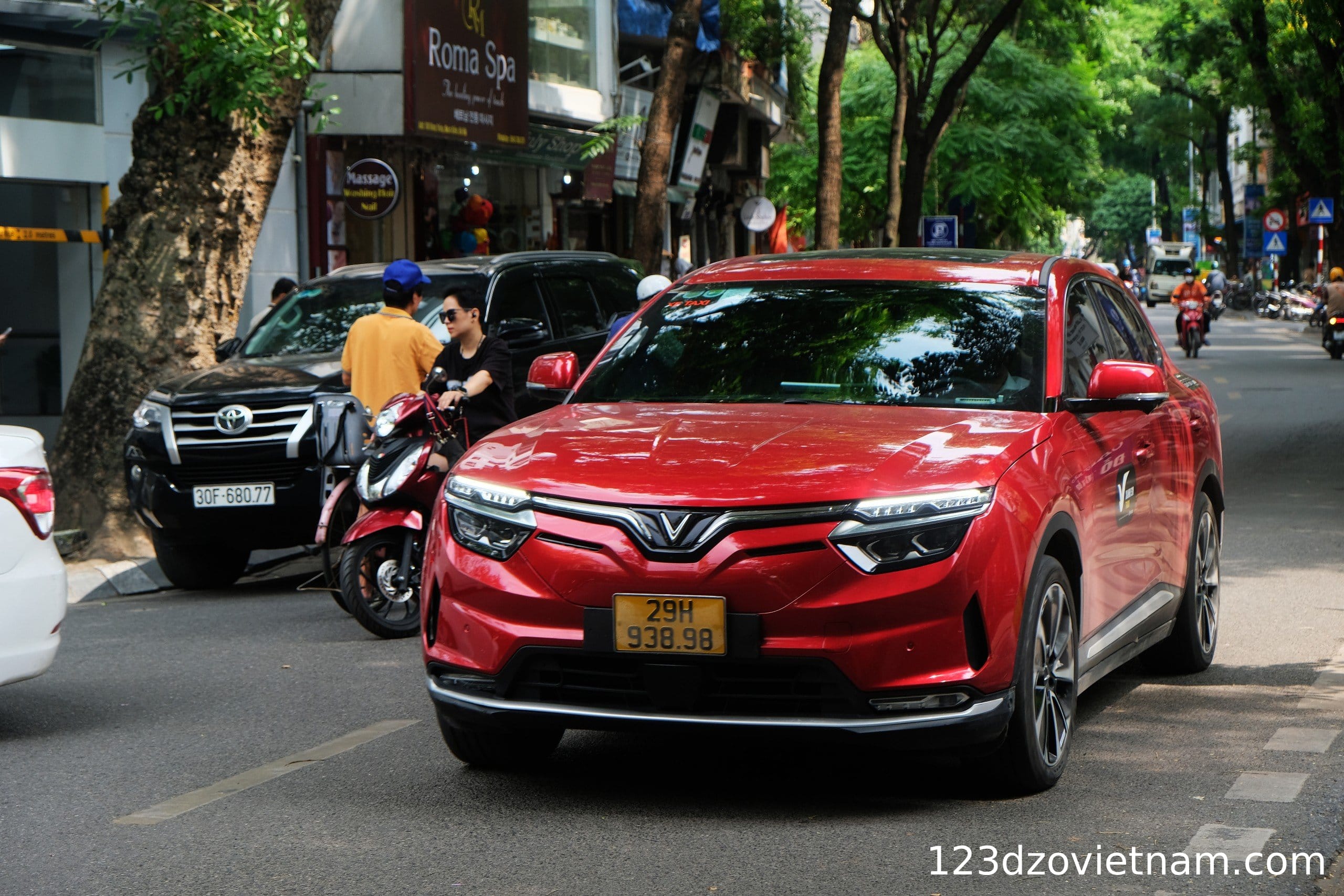 Why should you choose electric taxis when visiting Vietnam?