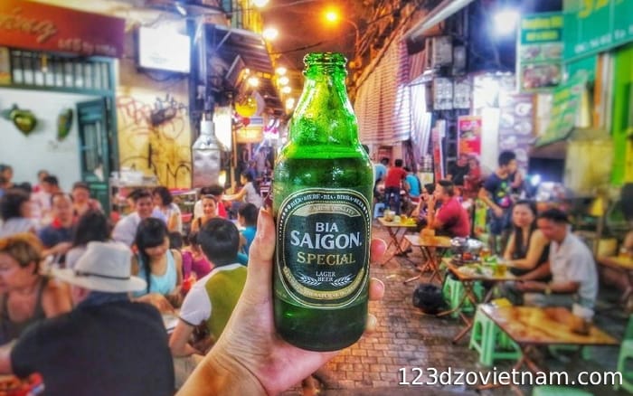 Drinking beer on Ta Hien Street