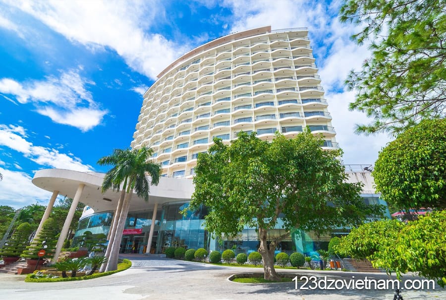 Sai Gon Ha Long Hotel near beach