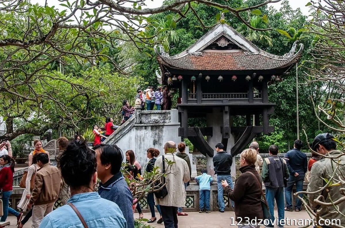 Visit One Pillar Pagoda and have breakfast