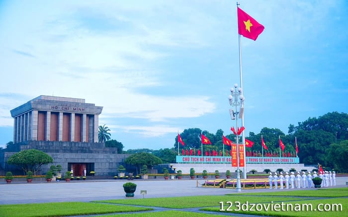 Watch the flag-raising ceremony at Ba Dinh Square