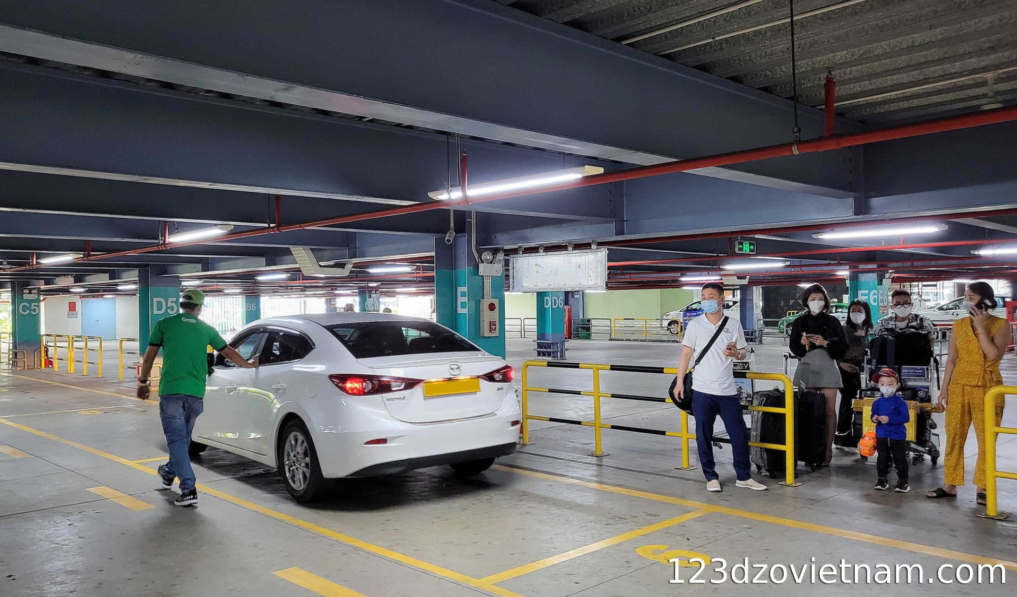 Cost of taking a Grab car at Tan Son Nhat Airport