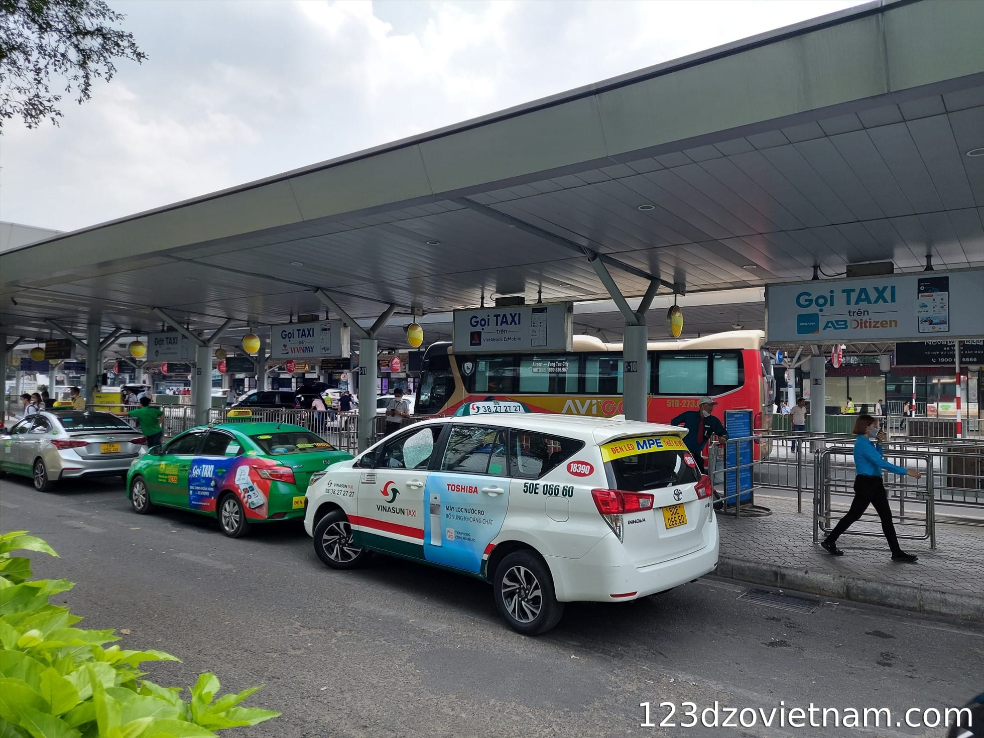 How to get a grab from Tan Son Nhat airport