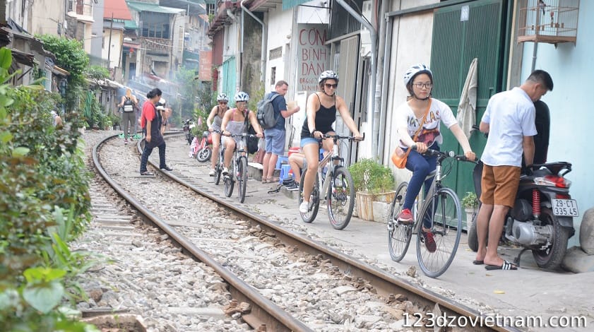 Is it expensive to rent a bicycle in Hanoi's Old Quarter?