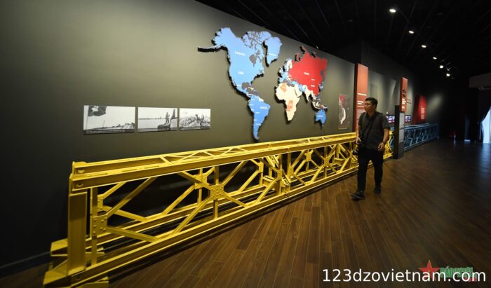 model-of-hien-luong-bridge-at-the-museum