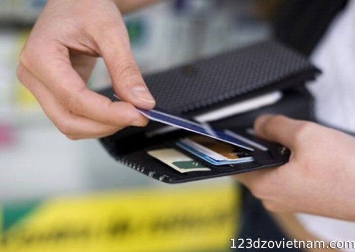 combining-cash-and-cards-while-traveling