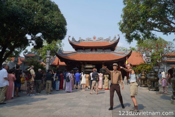 visit-den-do-temple