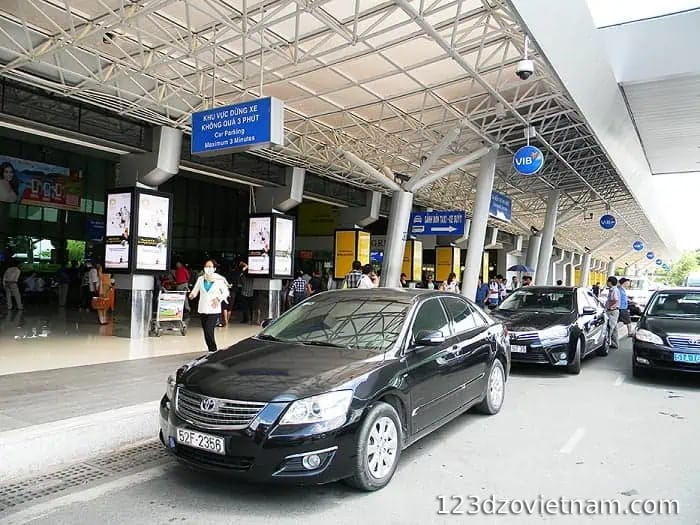 Taxis and private cars pick you up and drop you off