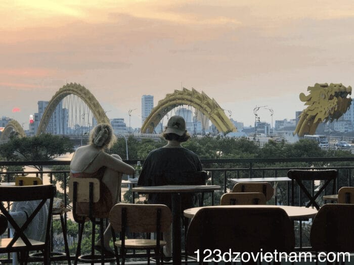 The cafés lining the Han River offer perfect opportunity to enjoy the show over a drink or dessert. 