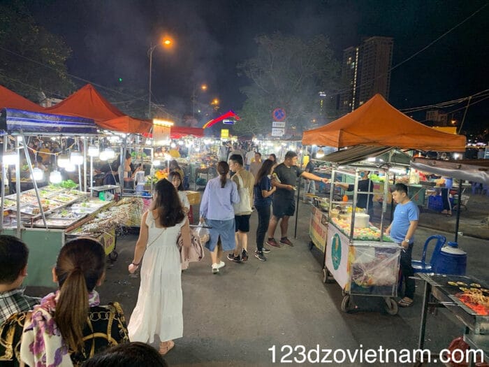 Travellers browsing local goods at Han Market